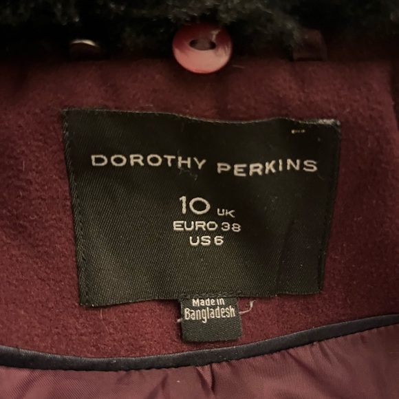 DOROTHY PERKINS burgundy coat with black fur detachable collar. - Picture 5 of 5